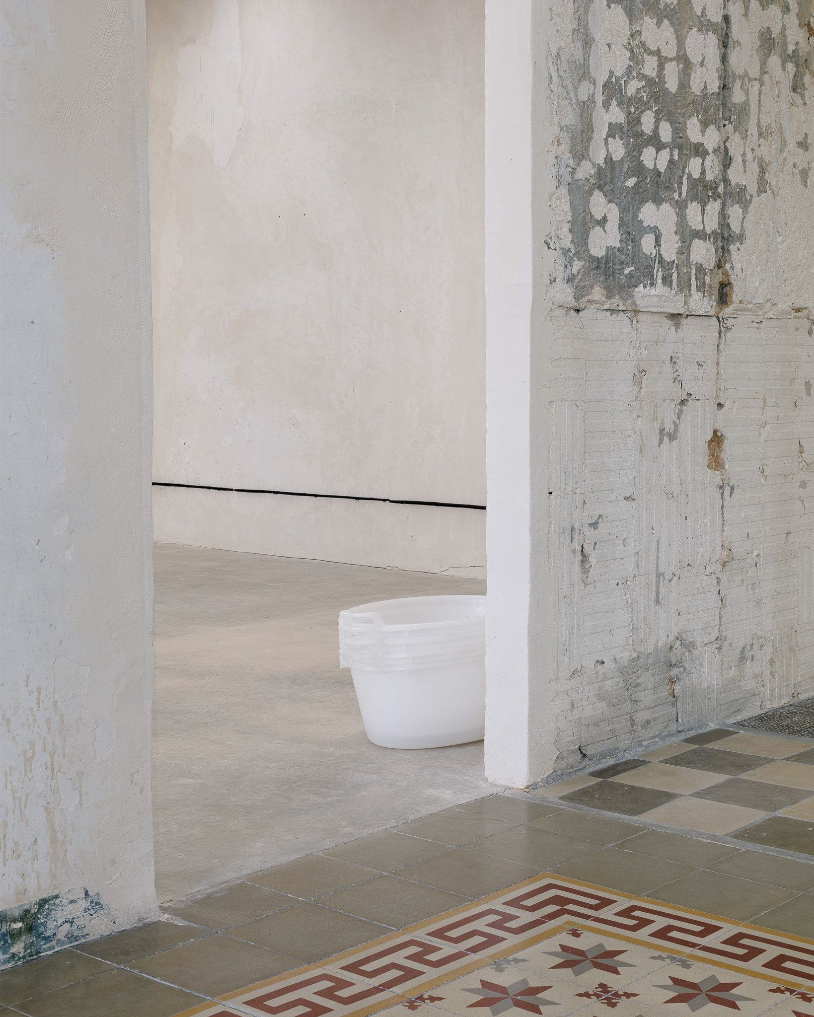 installation “the weight of daylight inside a glove” by Raphael Pohl, shown at Proyecto Reme