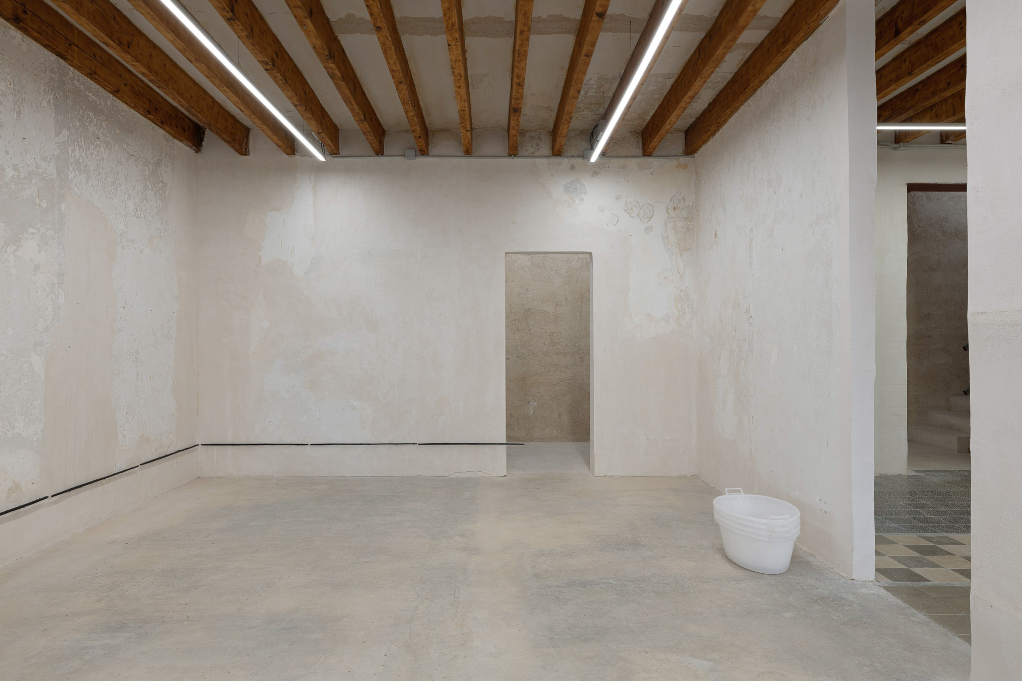 installation “the weight of daylight inside a glove” by Raphael Pohl, shown at Proyecto Reme