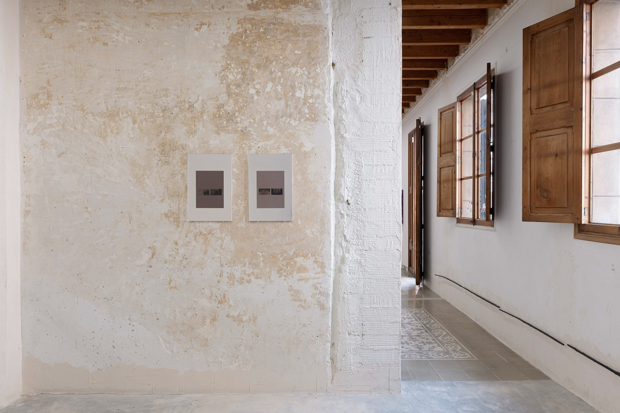 installation “the weight of daylight inside a glove” by Raphael Pohl, shown at Proyecto Reme